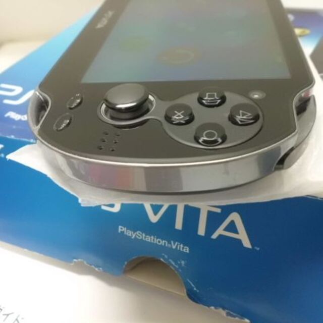 PlayStation Vita(プレイステーションヴィータ)のPSVITA PCH-1100 エンタメ/ホビーのゲームソフト/ゲーム機本体(携帯用ゲーム機本体)の商品写真