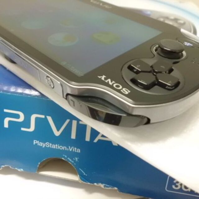 PlayStation Vita(プレイステーションヴィータ)のPSVITA PCH-1100 エンタメ/ホビーのゲームソフト/ゲーム機本体(携帯用ゲーム機本体)の商品写真