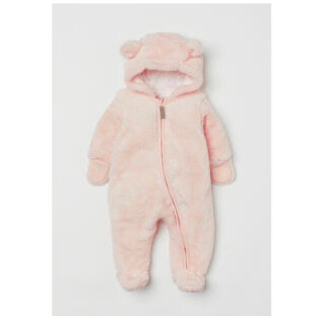 H&M(エイチアンドエム)の新品未使用  H&M babyクマちゃん　ピンクボアオールインワン　カバーオール キッズ/ベビー/マタニティのベビー服(~85cm)(カバーオール)の商品写真