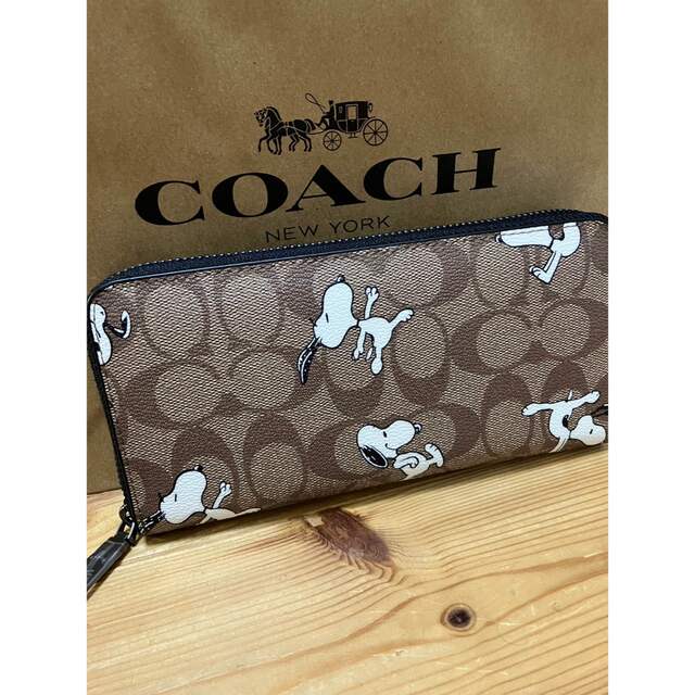 COACH(コーチ)の長財布 ポケット スヌーピー アウトレット COACH コーチ カーキ レディースのファッション小物(財布)の商品写真