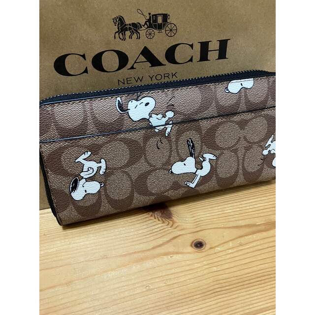 COACH(コーチ)の長財布 ポケット スヌーピー アウトレット COACH コーチ カーキ レディースのファッション小物(財布)の商品写真