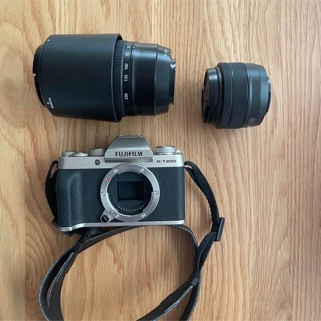 FUJIFILM X-T200 ダブル レンズキット フジフィルム xt200 スマホ/家電/カメラのカメラ(ミラーレス一眼)の商品写真