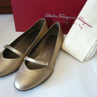 サルヴァトーレフェラガモ(Salvatore Ferragamo)の☆美品☆サルヴァトーレフェラガモ●ベルト付きパンプス/ゴールド(ハイヒール/パンプス)