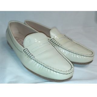 トッズ(TOD'S)のTOD'S　トッズ　エナメルローファー　クリーム　37 1/2(ローファー/革靴)