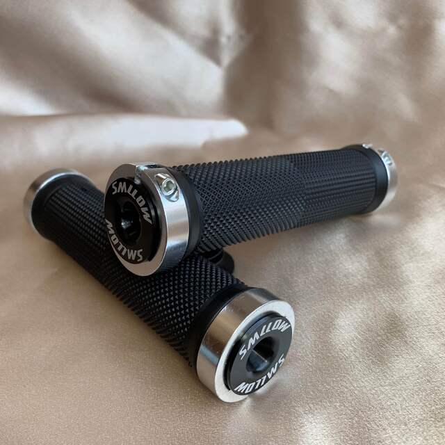 定番のお歳暮&冬ギフト 自転車グリップこぶ付 アルミ バーキャップ付き 握りやすい ブラック ♪自転車グリップ☆アルミ バーキャップ付き☆握りやすい、カッコいいブラック!