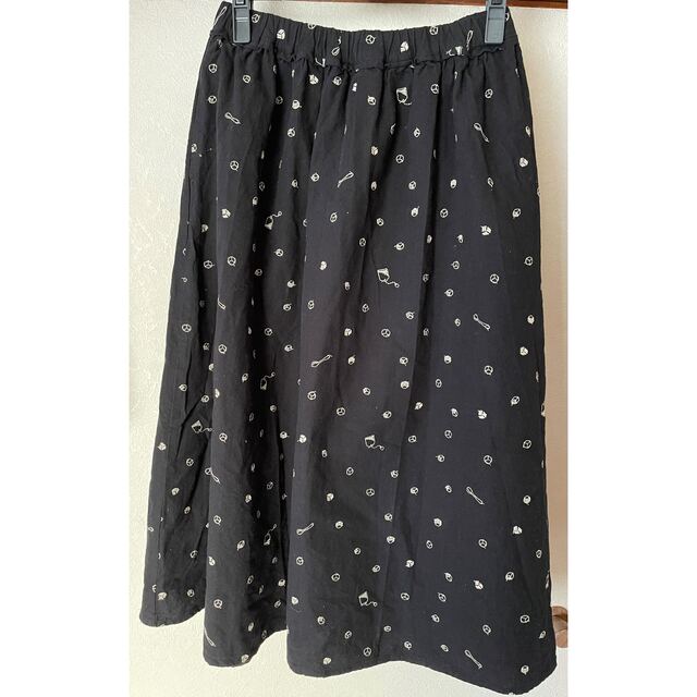 SM2(サマンサモスモス)のフレアスカート 黒　ブラック　角砂糖とスプーンの総刺繍スカート レディースのスカート(ひざ丈スカート)の商品写真