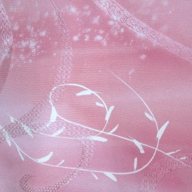 No.70♪正絹小紋着物♪可愛いピンクのぼかしにりんずの紐柄と白の枝葉♪used