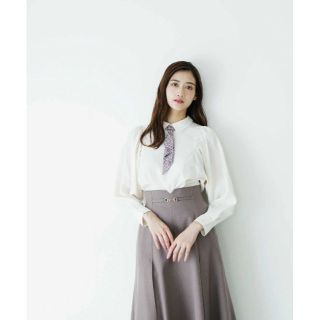 ジルバイジルスチュアート(JILL by JILLSTUART)のJbロゴスカーフ付ブラウス　エクリュ(シャツ/ブラウス(長袖/七分))