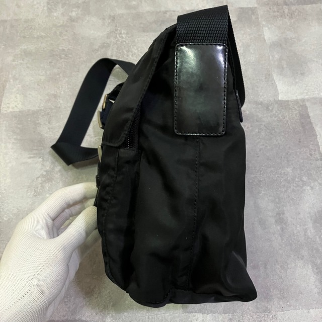 PRADA(プラダ)のPRADA プラダ　ショルダーバッグ　ブラック　黒　三角ロゴ　ナイロン レディースのバッグ(ショルダーバッグ)の商品写真
