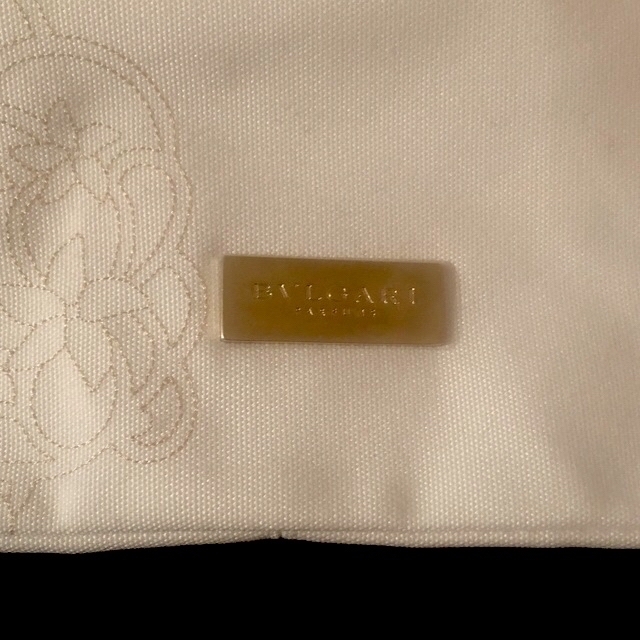 BVLGARI(ブルガリ)の【最終価格】新品未使用 ブルガリ 香水 ノベルティバッグ 白 金具ゴールド 刺繍 レディースのバッグ(トートバッグ)の商品写真