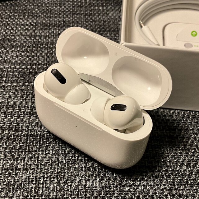 Apple(アップル)の【付属品あり】APPLE AirPods Pro スマホ/家電/カメラのオーディオ機器(ヘッドフォン/イヤフォン)の商品写真