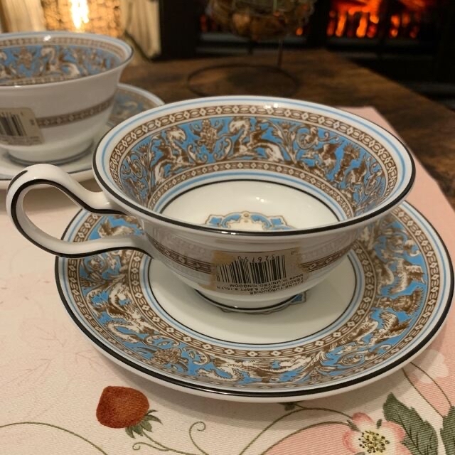 WEDGWOOD(ウェッジウッド)の未使用　ウェッジウッド  フロレンティーン　ターコイズ　ティーカップ＆ソーサー インテリア/住まい/日用品のキッチン/食器(食器)の商品写真