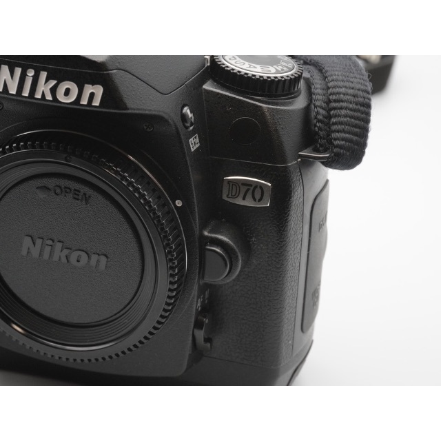 Nikon(ニコン)のD70・AF-S DX ズームニッコールED 18～70mm F3.5～4.5G スマホ/家電/カメラのカメラ(デジタル一眼)の商品写真