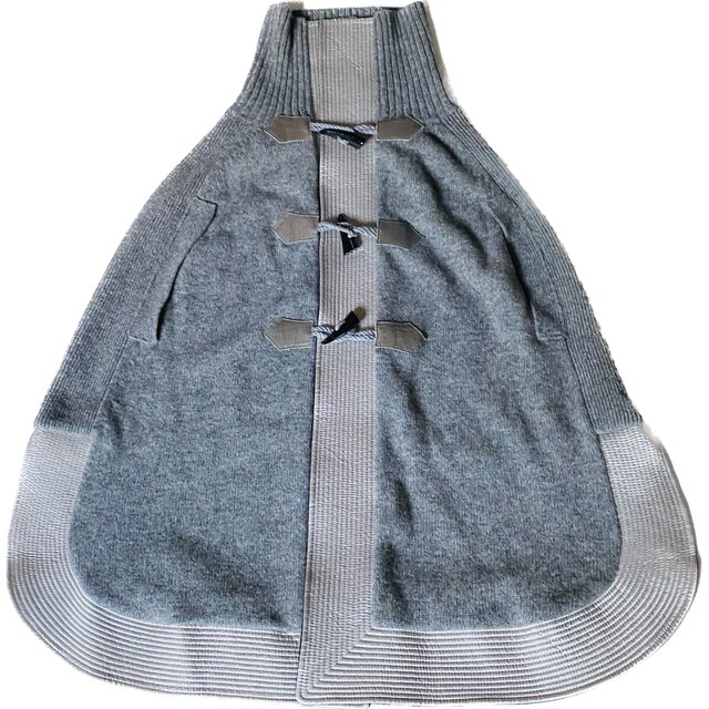 sacai(サカイ)のsacai  ポンチョ　サイズ2  wool 100% サイドから手も出せる！ レディースのジャケット/アウター(ポンチョ)の商品写真