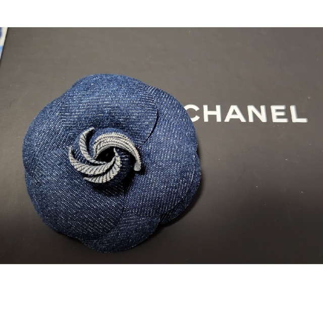 CHANEL(シャネル)のCHANEL シャネル デニム コサージュ 美品 レディースのアクセサリー(ブローチ/コサージュ)の商品写真