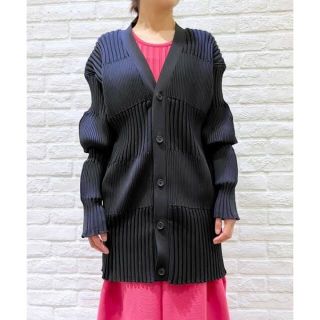 トーガ(TOGA)のCFCL シーエフシーエル fluted カーディガン 黒(カーディガン)