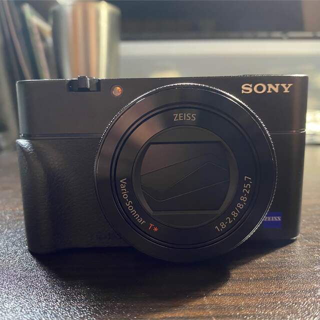 SONY(ソニー)の Cyber-shot RX100m5 シューティンググリップ付き スマホ/家電/カメラのカメラ(コンパクトデジタルカメラ)の商品写真