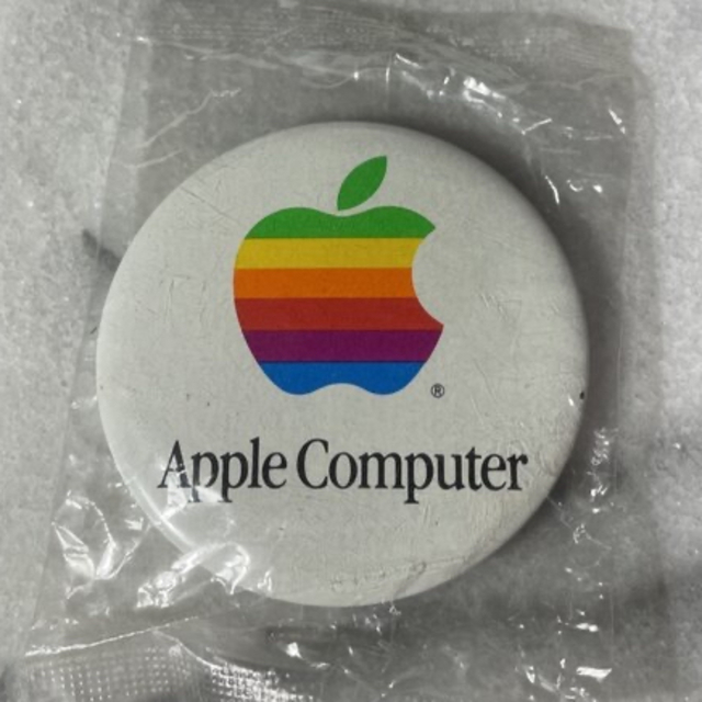 Apple(アップル)のレインボー　アップル　缶バッチ　Apple レア エンタメ/ホビーのアニメグッズ(バッジ/ピンバッジ)の商品写真