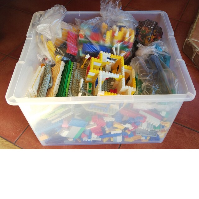 ダイヤブロック 大量です！特殊パーツ フィギュアなどもまとめてどっさり キッズ/ベビー/マタニティのおもちゃ(知育玩具)の商品写真