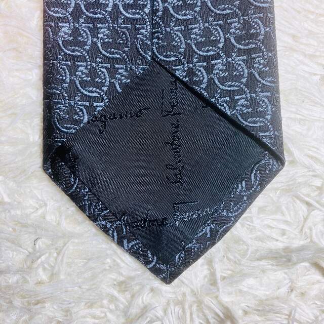 【極美品】サルヴァトーレ フェラガモ ネクタイ 黒 ガンチーニ柄 刺繍 シルク