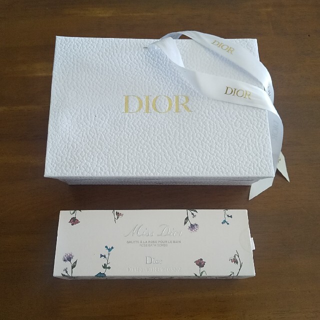 Dior(ディオール)のショッパー付きDior新品ミス ディオール ローズ バスボム(数量限定品) コスメ/美容のボディケア(入浴剤/バスソルト)の商品写真