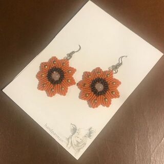 花のマクラメピアス　F-002　オレンジ色　macrame handpanman(ピアス)