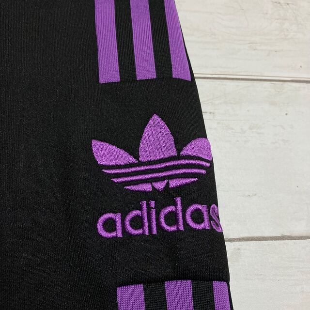 adidas(アディダス)の☆美品☆ アディダス トラックパンツ ジャージ 黒 ×紫 トレフォイル 刺繍ロゴ レディースのパンツ(その他)の商品写真