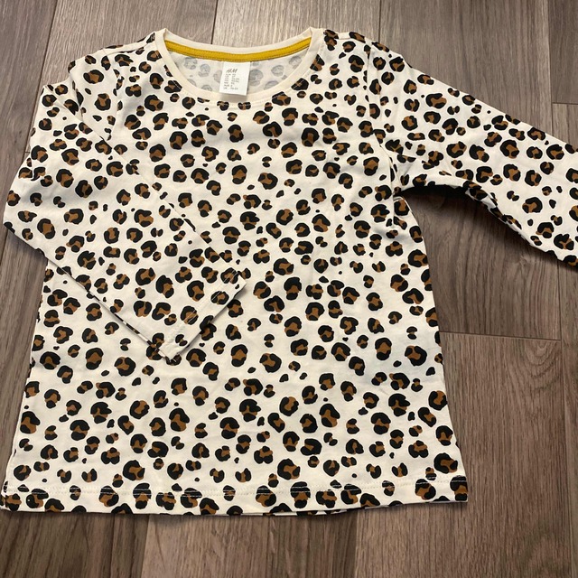 H&M(エイチアンドエム)のH&M kids レオパード柄ロンT 2枚セット キッズ/ベビー/マタニティのキッズ服女の子用(90cm~)(Tシャツ/カットソー)の商品写真