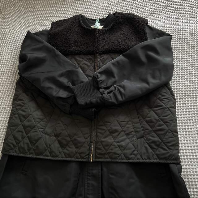 ear PAPILLONNER(イアパピヨネ)のイアパピヨネ キルティングベスト付き3WAY馬刺繍コート ブラック レディースのジャケット/アウター(ロングコート)の商品写真