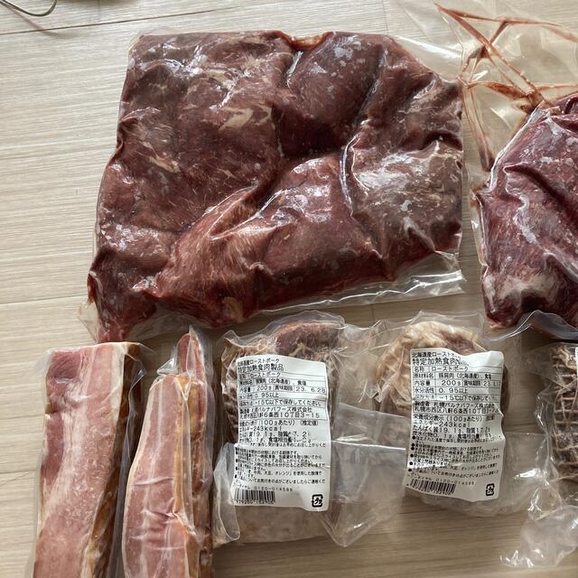 バルナバハム　白老牛ローストビーフ　経産牛　ベーコン　ローストビーフとポーク 食品/飲料/酒の食品(肉)の商品写真