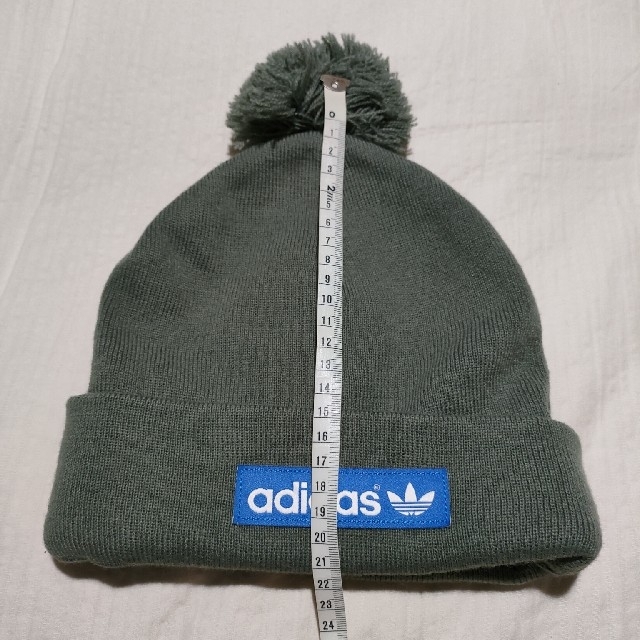 adidas(アディダス)のアディダス　オリジナルス　ニット帽　ビーニー　グレー　ボンボン　ポンポン レディースの帽子(ニット帽/ビーニー)の商品写真