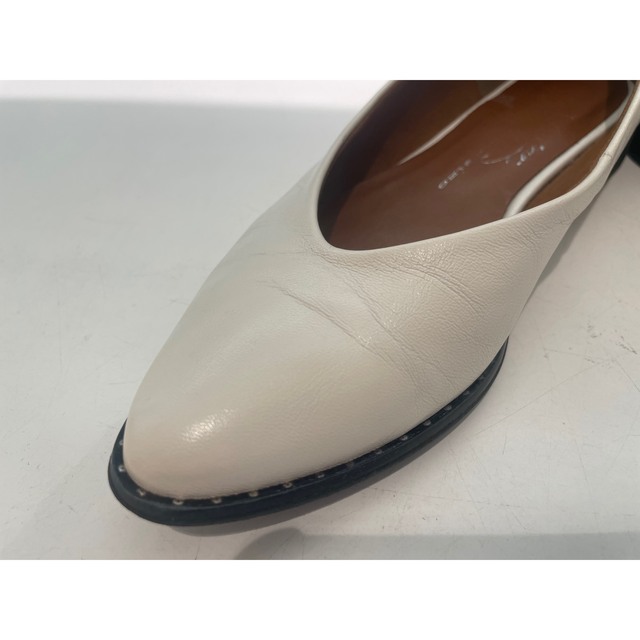 DIANA(ダイアナ)のEIZO スタッズフラットシューズ ホワイト レディースの靴/シューズ(バレエシューズ)の商品写真