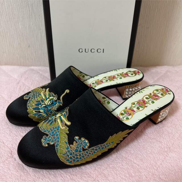 Gucci(グッチ)のグッチ ドラゴン刺繍 サンダル 花柄 クリスタル装飾 37 1/2 レディースの靴/シューズ(サンダル)の商品写真