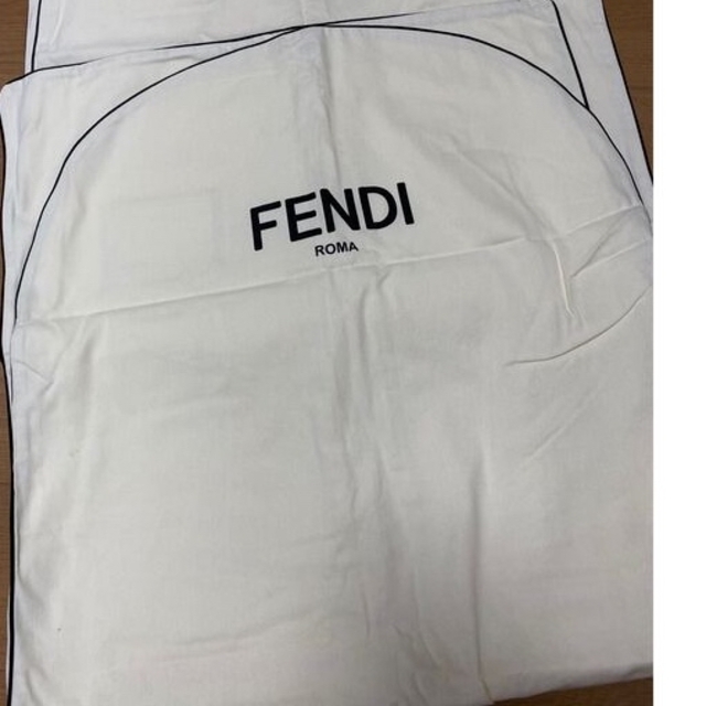 FENDI(フェンディ)のFENDI 洋服カバー　4枚SET インテリア/住まい/日用品の収納家具(押し入れ収納/ハンガー)の商品写真