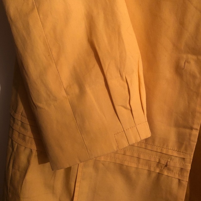 miumiu(ミュウミュウ)の【最終価格】ミュウミュウ デザインコート 40 黄色 薄手 裏地付 山吹色 美品 レディースのジャケット/アウター(その他)の商品写真