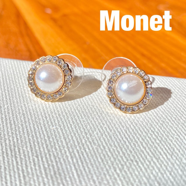 Monet モネ　花モチーフ　クリスタルとパールピアス　[訳あり] レディースのアクセサリー(ピアス)の商品写真