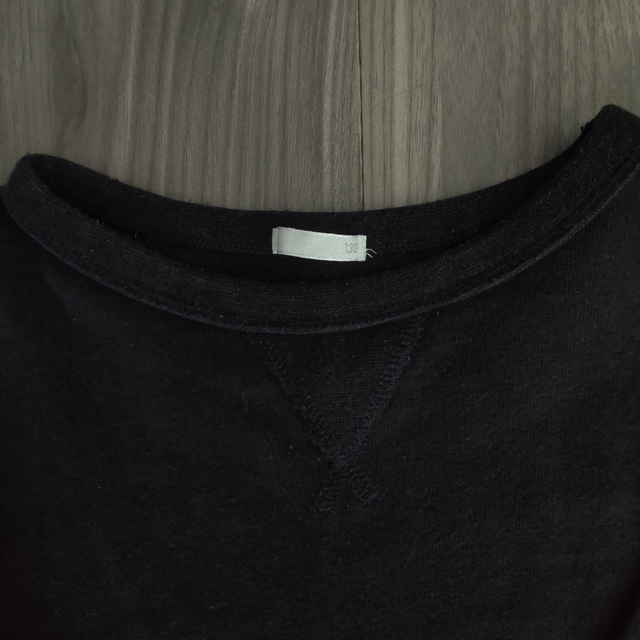GU(ジーユー)のgu　黒　130　ロンＴ　カットソー キッズ/ベビー/マタニティのキッズ服男の子用(90cm~)(Tシャツ/カットソー)の商品写真