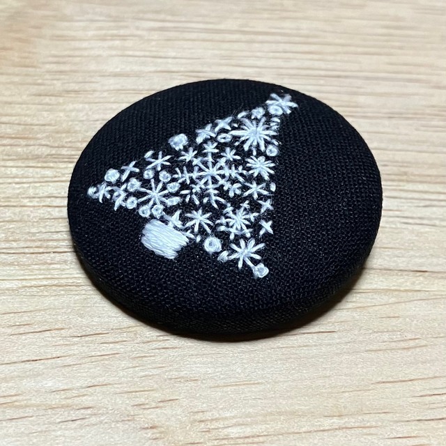 sold out//クリスマスデザイン☆雪の結晶手刺繍ブローチ ヘアゴム 