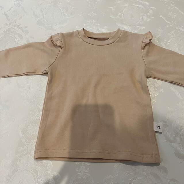 57 シンプルフリル長袖カットソー　ベージュ　73cm　韓国 キッズ/ベビー/マタニティのベビー服(~85cm)(Ｔシャツ)の商品写真