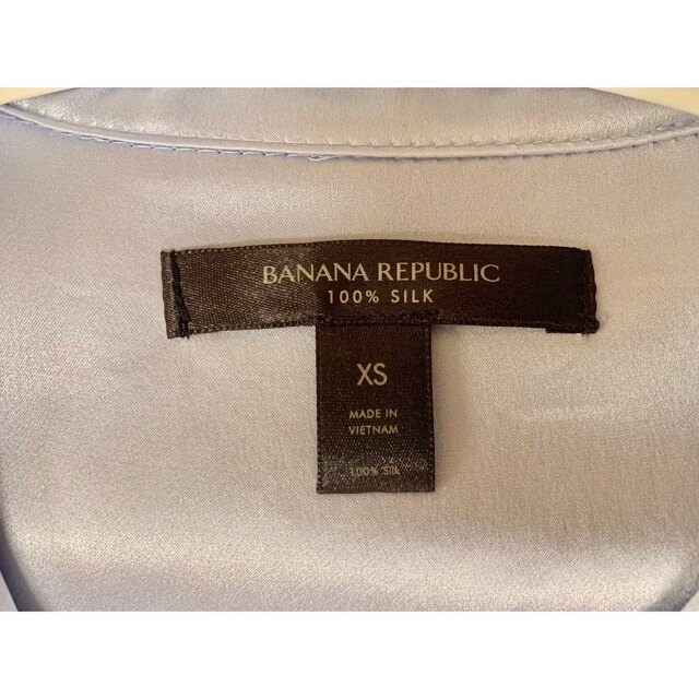Banana Republic(バナナリパブリック)の美品バナナリパブリック高級シルク100％シェルボタンシャツ　スカイブルー　S/M レディースのトップス(シャツ/ブラウス(長袖/七分))の商品写真