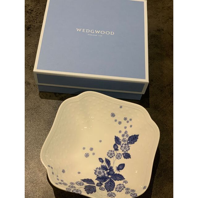 WEDGWOOD(ウェッジウッド)のストロベリー ブルーム インディゴ スモールボール インテリア/住まい/日用品のキッチン/食器(食器)の商品写真