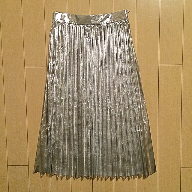 ZARA(ザラ)のメタリックプリーツスカート シルバー レディースのスカート(ひざ丈スカート)の商品写真