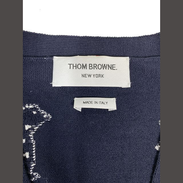 THOM BROWNE(トムブラウン)のトムブラウン ベア＆サーモン ハーフドロップ 4BAR Vネック カーディガン メンズのトップス(カーディガン)の商品写真