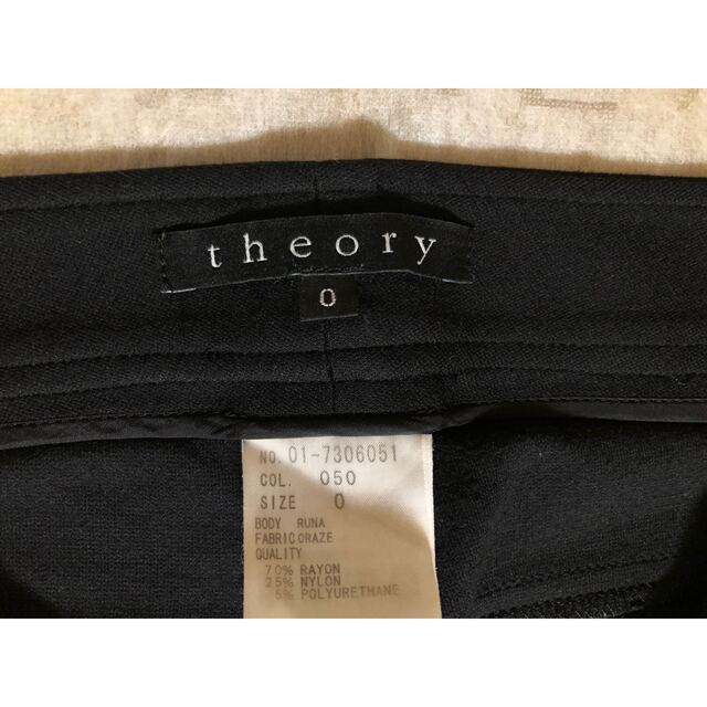 theory(セオリー)のTheory セオリー　スリット入りレギンスパンツ　スキニーパンツ　ブラック レディースのパンツ(カジュアルパンツ)の商品写真