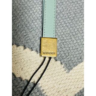 グッチ(Gucci)のGUCCI 携帯　スマホ　ストラップ　本革　レザー　マイクロシマ　水色(ストラップ/イヤホンジャック)