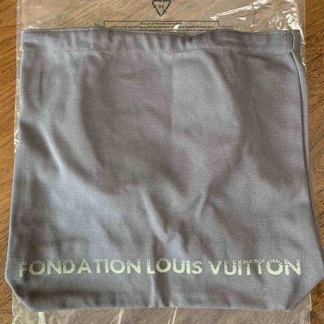 LOUIS VUITTON(ルイヴィトン)のフォンダシオン ルイヴィトン トートバッグ グレー ルイヴィトン美術館 レディースのバッグ(トートバッグ)の商品写真