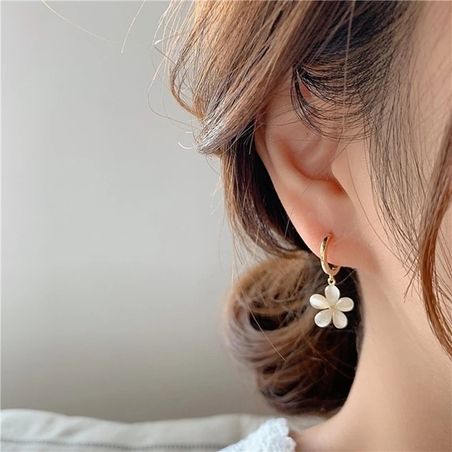 オパールフラワーフープピアス | フリマアプリ ラクマ