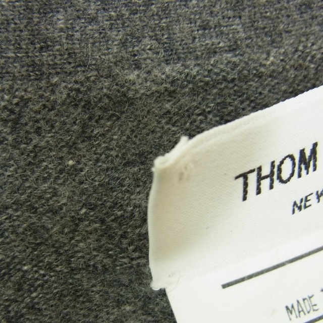 THOM BROWNE(トムブラウン)のTHOM BROWNE トムブラウン 国内正規品 スコットランド製 01113D7007 4BAR ニット カーディガン グレー系 O【中古】 メンズのトップス(カーディガン)の商品写真