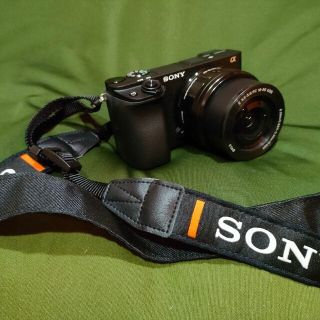 ソニー(SONY)のSONY小型デジタル一眼レフカメラ α6300 ILCE-6300L ケース付き(ミラーレス一眼)