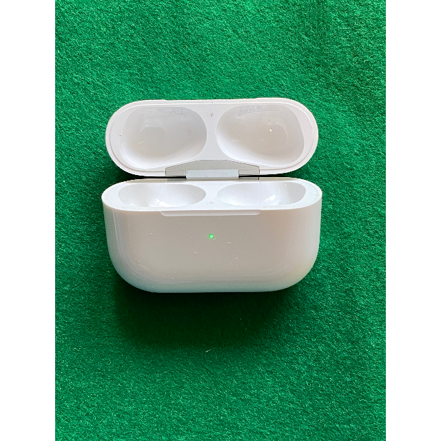 Apple(アップル)のApple Air Pods Pro 用充電ケースのみ スマホ/家電/カメラのスマートフォン/携帯電話(その他)の商品写真